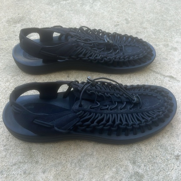 KEEN Men's UNEEK Classic Black Sandal Size 12 - Picture 4 of 8